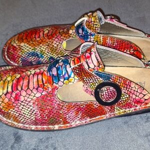 Alegria by PG Lite. Sz 39/9. Multi-colored clogs